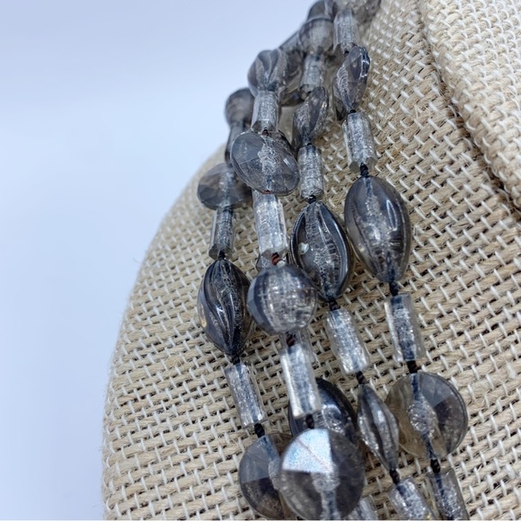 Vintage multistrand lightweight gray plastic bead necklace with decorative clasp - Picture 11 of 12
